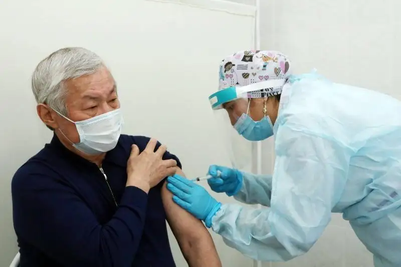 Как себя чувствует Бердибек Сапарбаев после вакцины от коронавируса