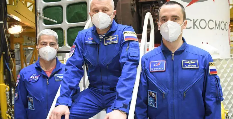 На Байконуре экипажи предстоящей экспедиции на МКС провели контрольный осмотр корабля «Союз МС-18»