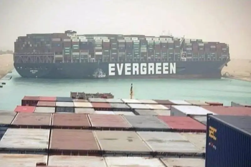 Контейнеровоз заблокировал Суэцкий канал