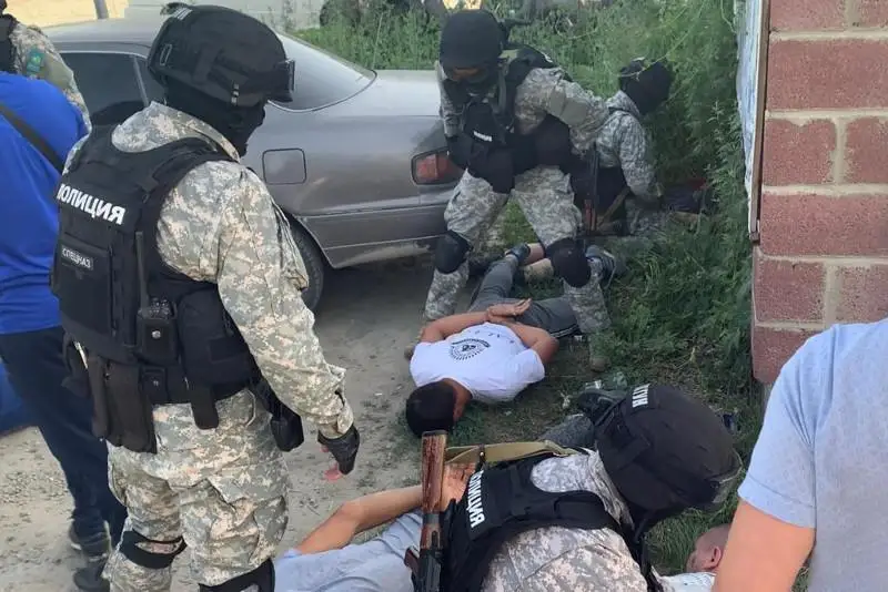 Вымогали девять млн тенге: вооруженную группу задержали в Алматинской области