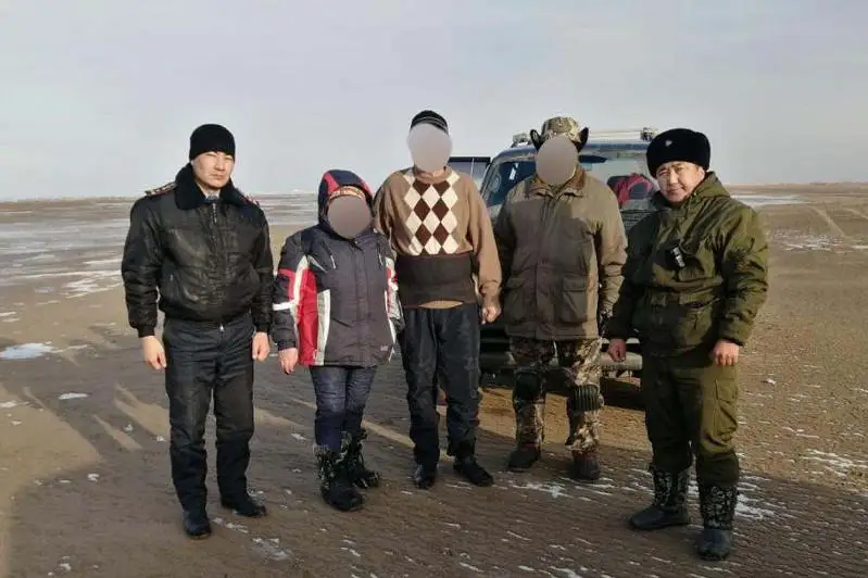 Рыбаков с отколовшейся льдины на Капшагае спас полицейский