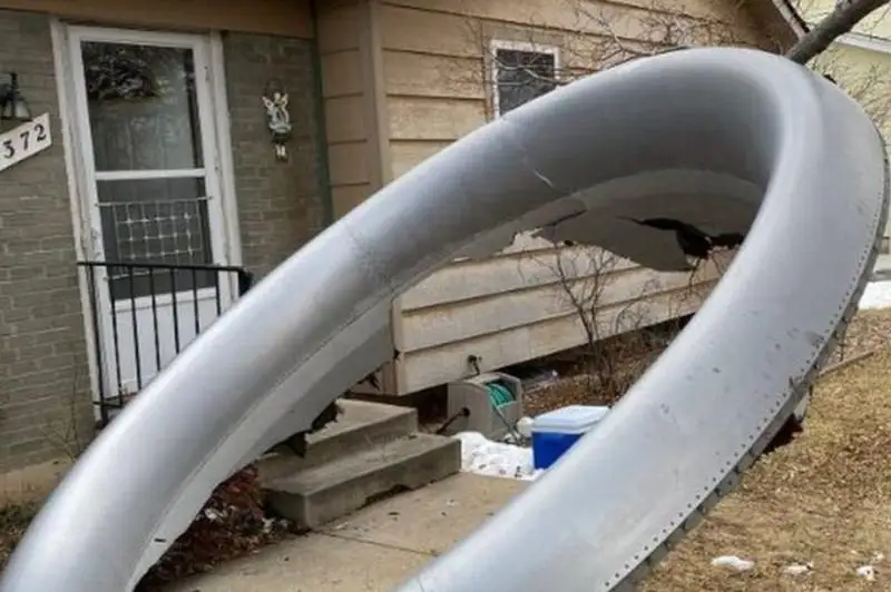 Обшивка Boeing упала на жилой район в США