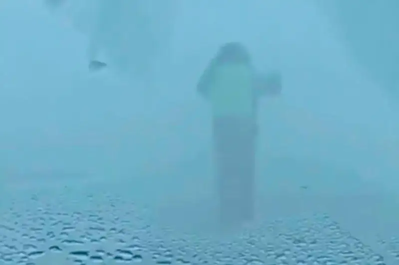 Видео бегущего в метель впереди автоколонны костанайского полицейского растрогало Сеть