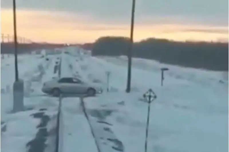 Перед идущим поездом заглох двигатель авто у павлодарца