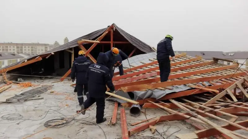 О масштабах ущерба от штормового ветра рассказали в Атырау