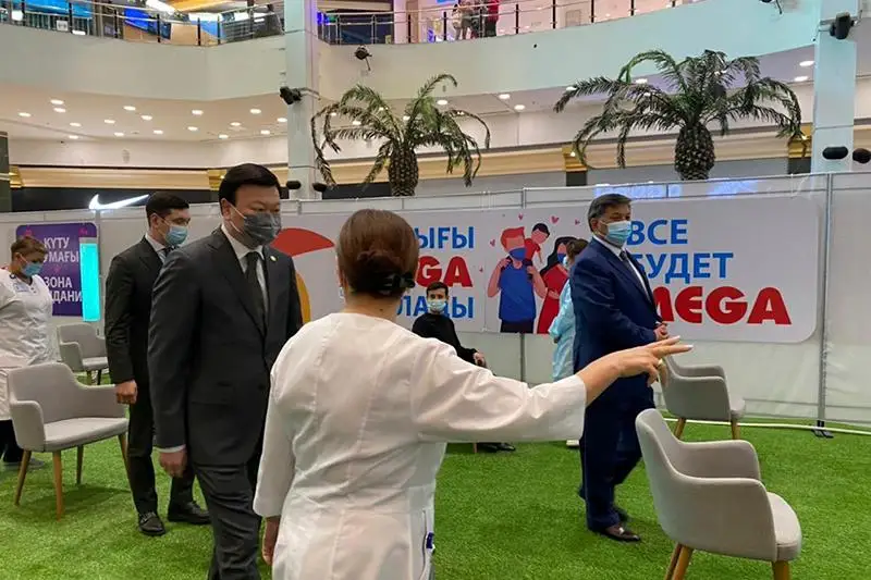 Алексей Цой посетил пункт вакцинации в ТРЦ «Мега» в Алматы