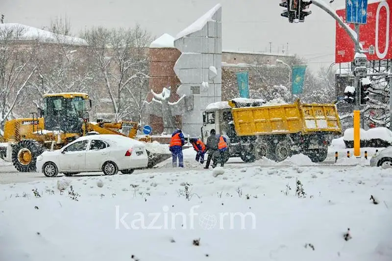 Техника не справляется со снежными переметами на дорогах в СКО