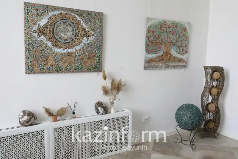 Словно из серебра  и золота: необычная выставка картин в национальном стиле проходит в Нур-Султане