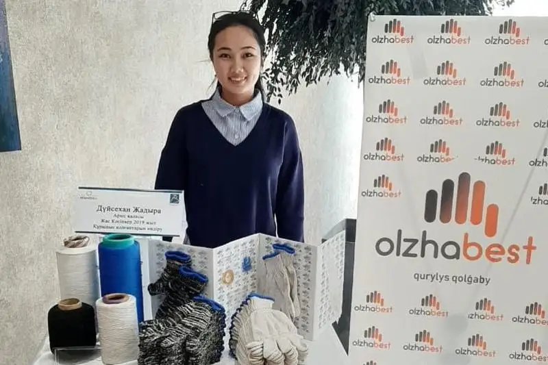 Жительница Арыси шьет тысячу перчаток в день