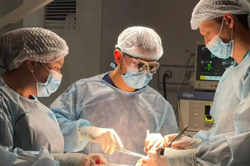 Мужчину с запущенной формой рака спасли в Алматы