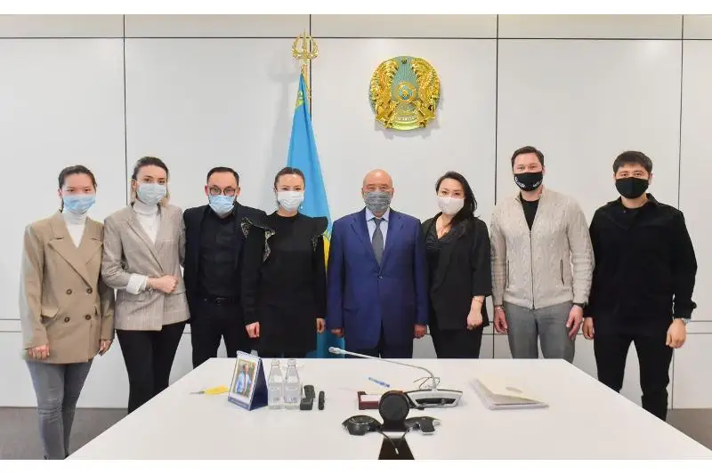 Умирзак Шукеев встретился с творческим составом нового театра Туркестана