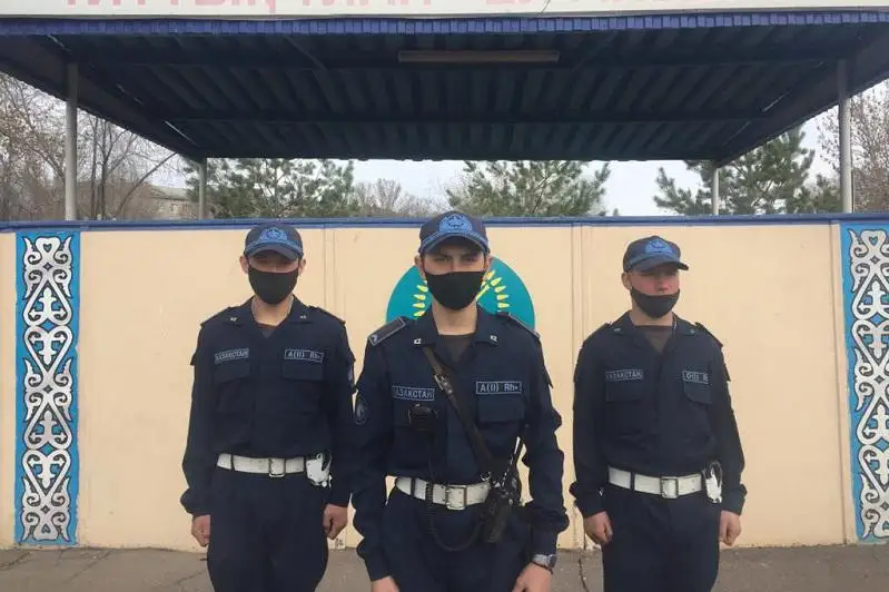 Мужчина с пистолетом разгуливал по улицам Уральска