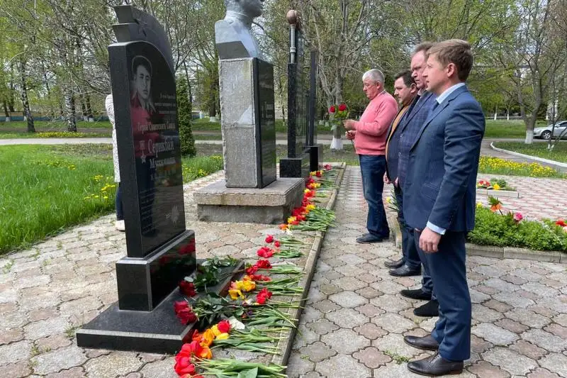 Депутат Верховной рады Украины возложил цветы на могилу казахстанского солдата