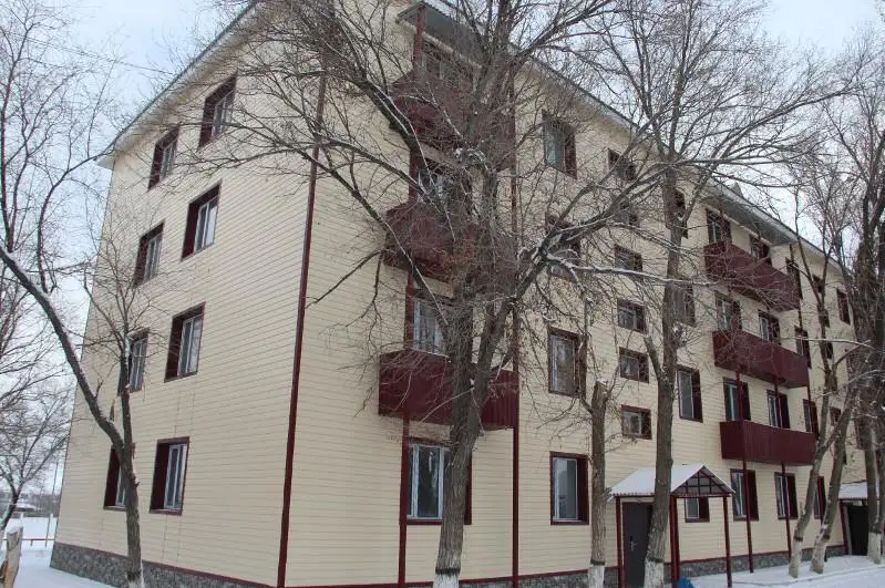 Saryózek garnızonynda áskerı qyzmetshilerge 52 páter kilti tabystaldy