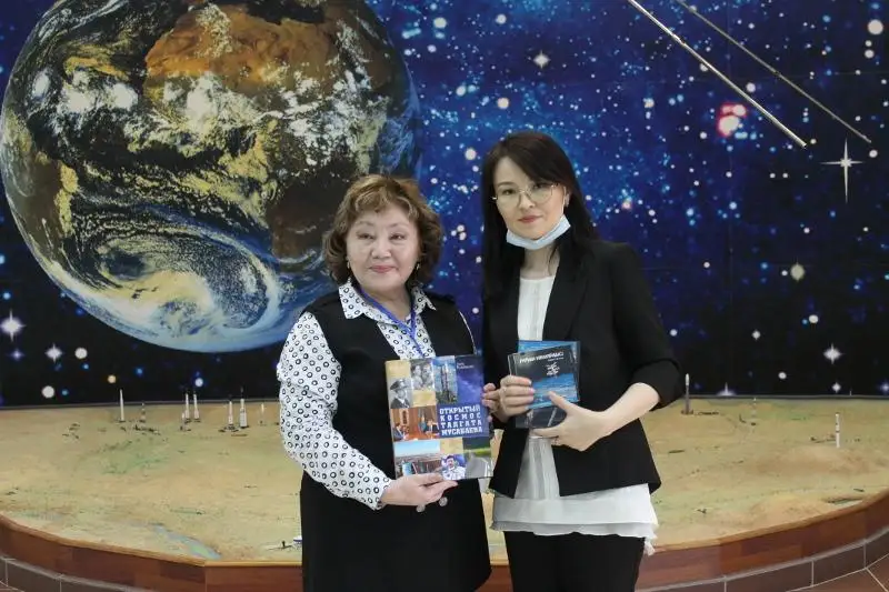 Корреспондент МИА «Казинформ» подарила музею Байконура свою новую книгу