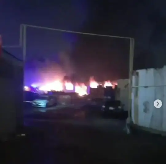 Крупное СТО рядом с АЗС горит в Алматы