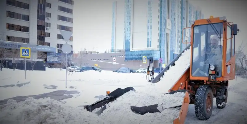 Около 2 тысяч дорожных рабочих убирают снег в Нур-Султане