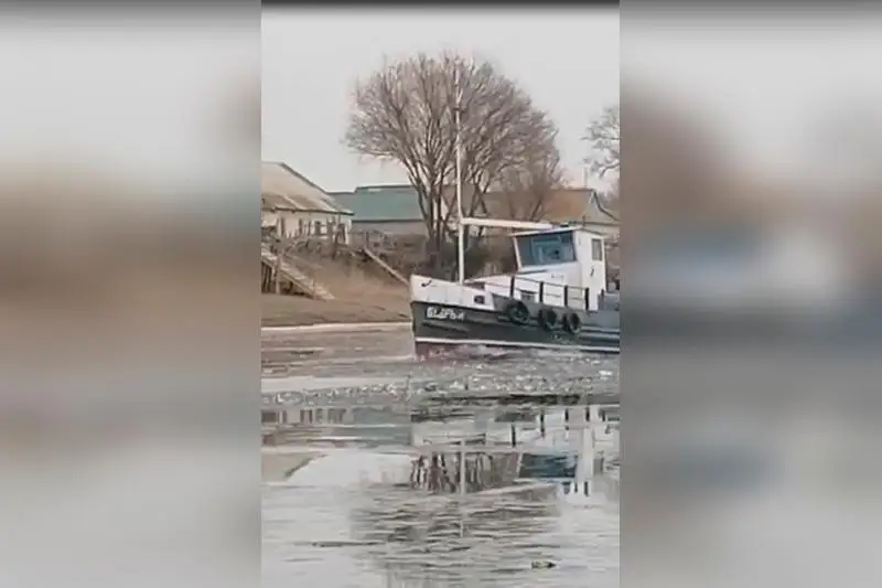 Реку Кигач вскрыли ото льда в Атырауской области