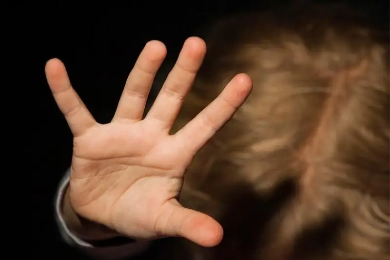 В жестоком избиении трехлетней дочери подозревают женщину в СКО