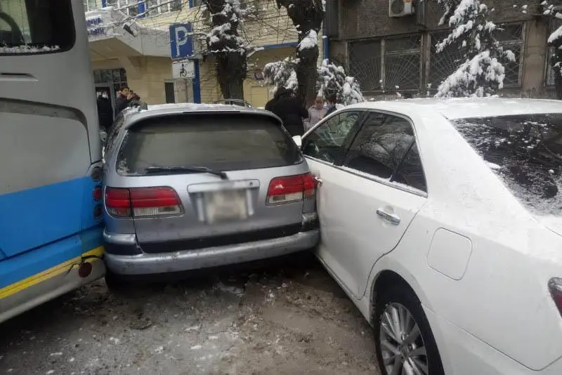 Almatyda trolleıbýs 4 kólikpen soqtyǵysty