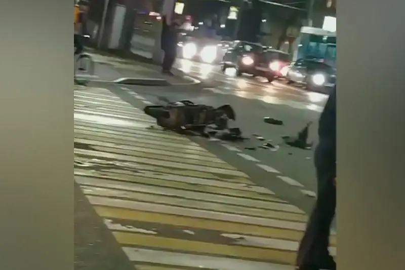 Курьер на мопеде устроил ДТП в Алматы: два человека пострадали