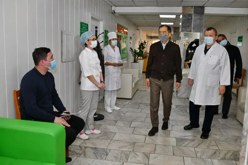 Аким Алматы проверил работу прививочных пунктов