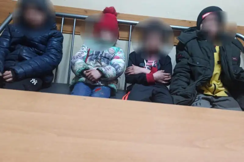 Четверых пропавших детей нашли ночью в теплой остановке в столице