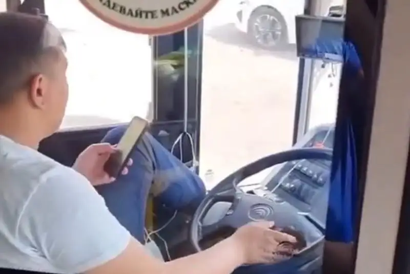 Езду водителя городского автобуса сняли на видео недовольные пассажиры