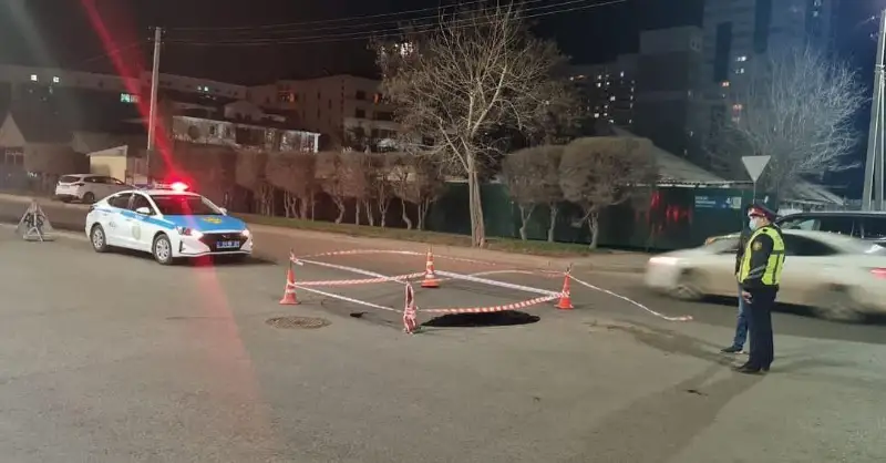 Легковой автомобиль провалился в яму на дороге в Нур-Султане