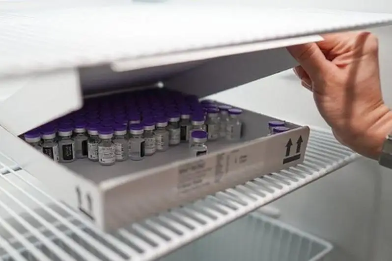 Коронавирус: вакцина Pfizer не портится в обычном морозильнике, Израиль привил половину населения