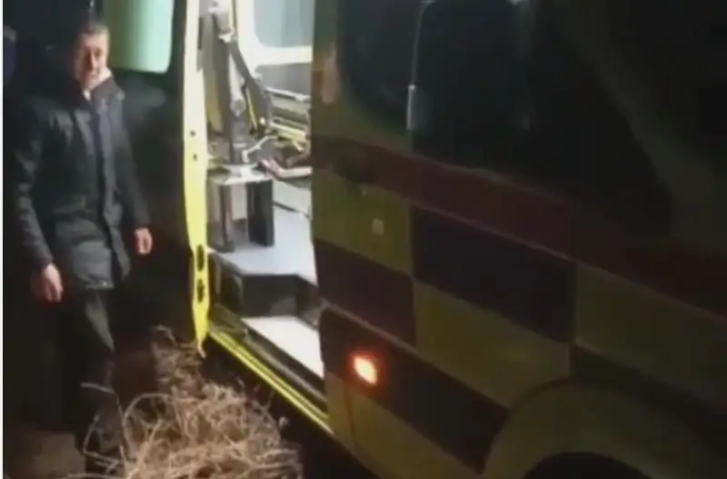 Скорая застряла в грязи в Алматы: видео обсуждают в сети