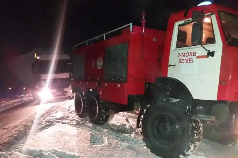 Съехавшему в кювет турецкому водителю грузовика помогли в ВКО