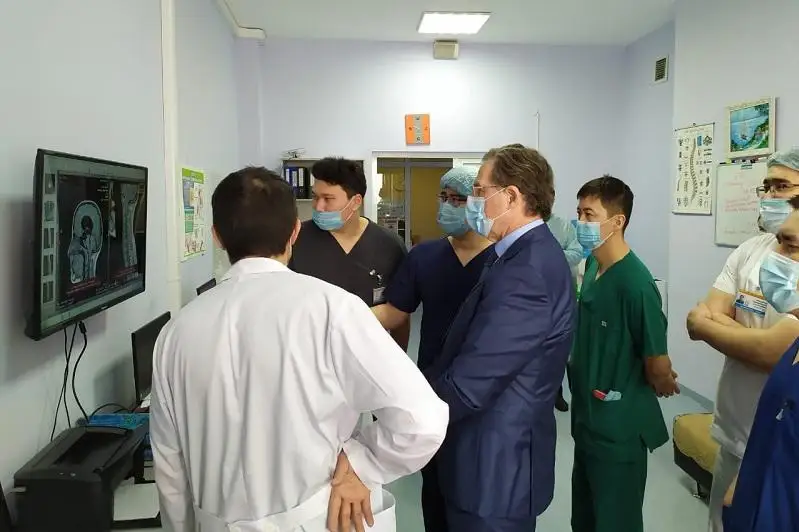 Знаменитый врач в области хирургии позвоночника проводит мастер-класс столичным нейрохирургам