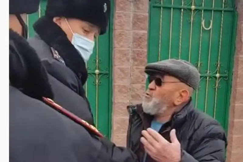 Jelide polıtsııaǵa shabýyldaǵan er adamnyń vıdeosy qyzý talqylanyp jatyr