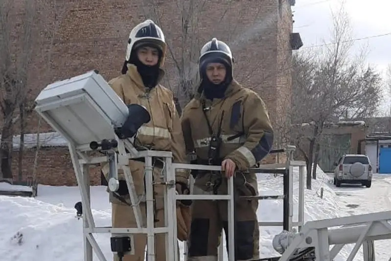 С окна девятого этажа звал на помощь маленький ребенок в Караганде