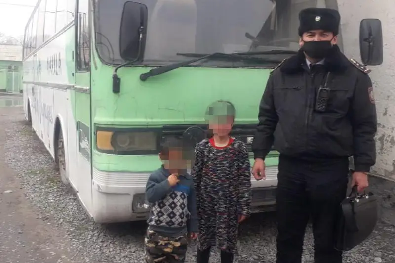 Двух заблудившихся детей обнаружили за 15 км от дома туркестанские полицейские
