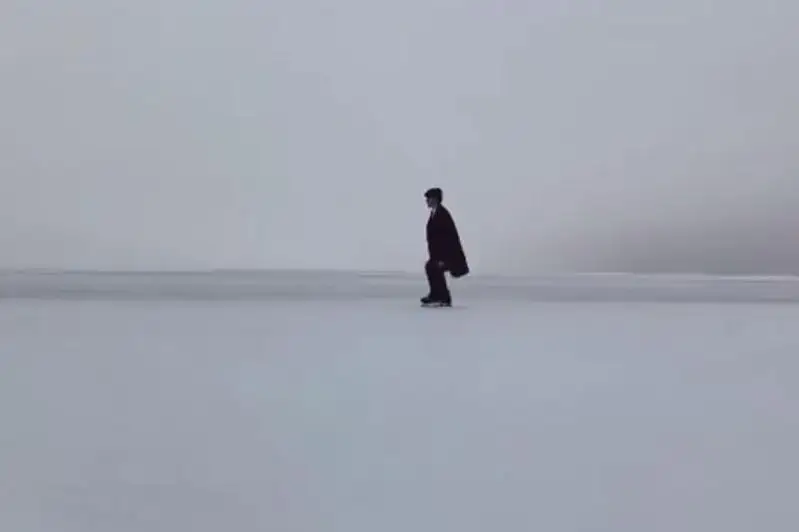 Школьник из Атырау восхитил американского певца фигурным катанием на льду Каспия