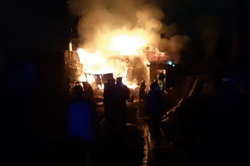 116-летний дом загорелся в Семее: пожарные вынесли два газбаллона