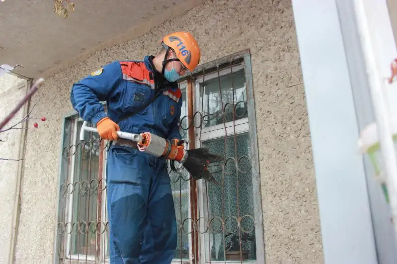 Возникновение пожара в многоэтажном доме предотвратили спасатели РОСО