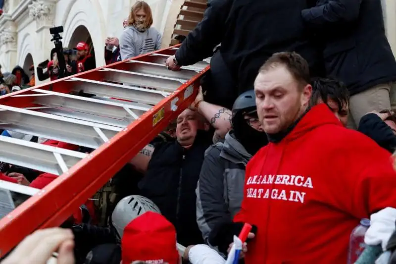 Полиция США проверяет сведения об участии своих сотрудников в нападении на Капитолий