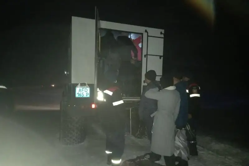 Более полсотни людей эвакуировали с заметённой трассы костанайские спасатели