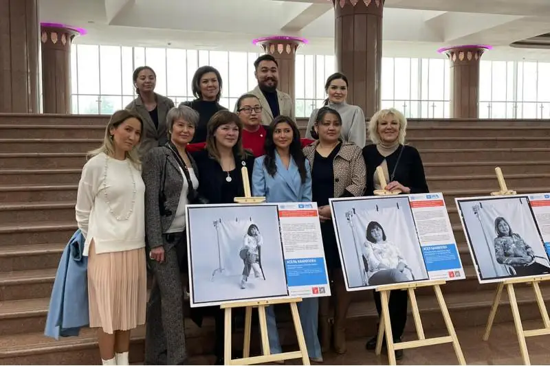 Фотовыставка «Женщины на передовой в борьбе с COVID-19» проходит  в Алматы