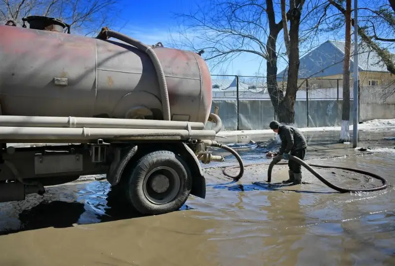 Дороги разбиты, улицы затоплены: работу коммунальных служб раскритиковали в Павлодаре
