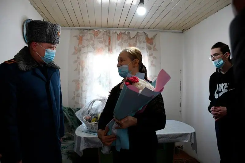Главный акмолинский полицейский поздравил с 8 Марта вдову погибшего коллеги