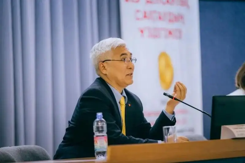 В каких местах высоки риски заражения COVID-19, рассказал профессор Ахметжан Сугралиев