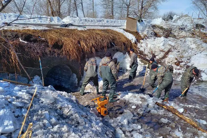 Прибывшие в ВКО карагандинские военные начали противопаводковые мероприятия