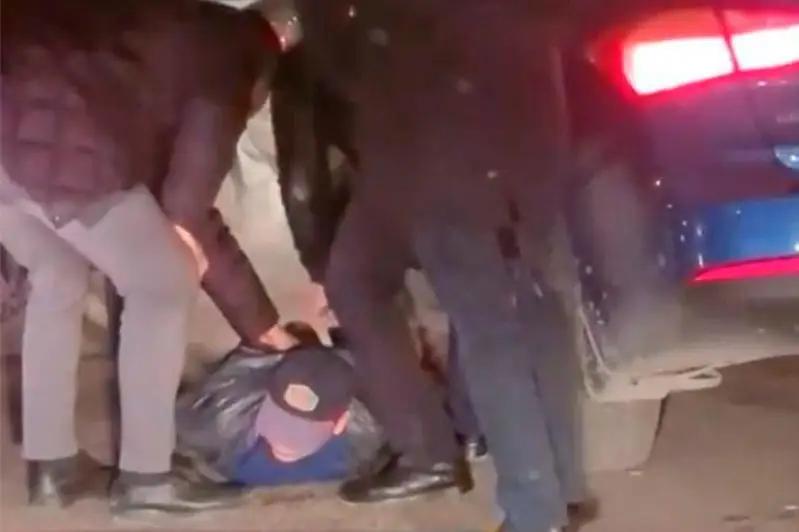 Задержание автоворов на светофоре сняли на видео в Алматы