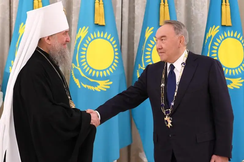 Нурсултану Назарбаеву вручена высшая награда Православной Церкви Казахстана – орден «Алғыс»