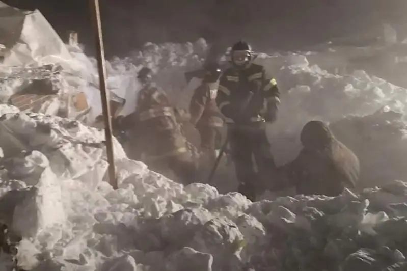 Лавина сошла в районе горнолыжного комплекса в России: под завалами находятся люди