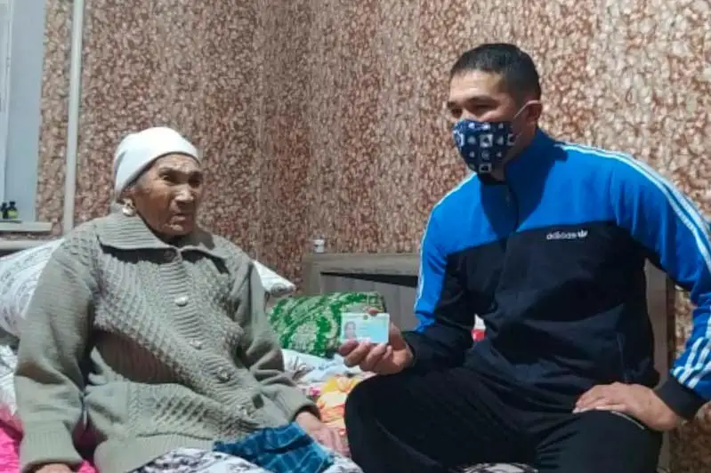 Туркестанские полицейские помогли оформить документы 90-летней бабушке